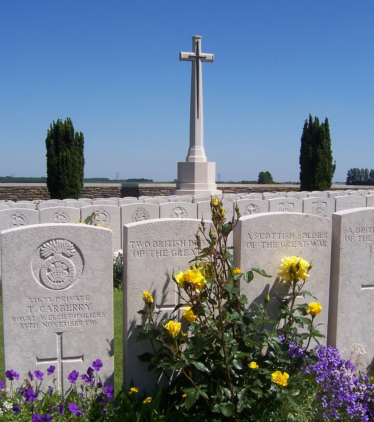 QUEENS CEMETERY PUISIEUX France CWGC May 2009 by ASF 100 4413