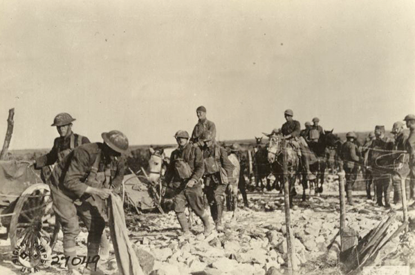 US machine gun company on way to front 1918
