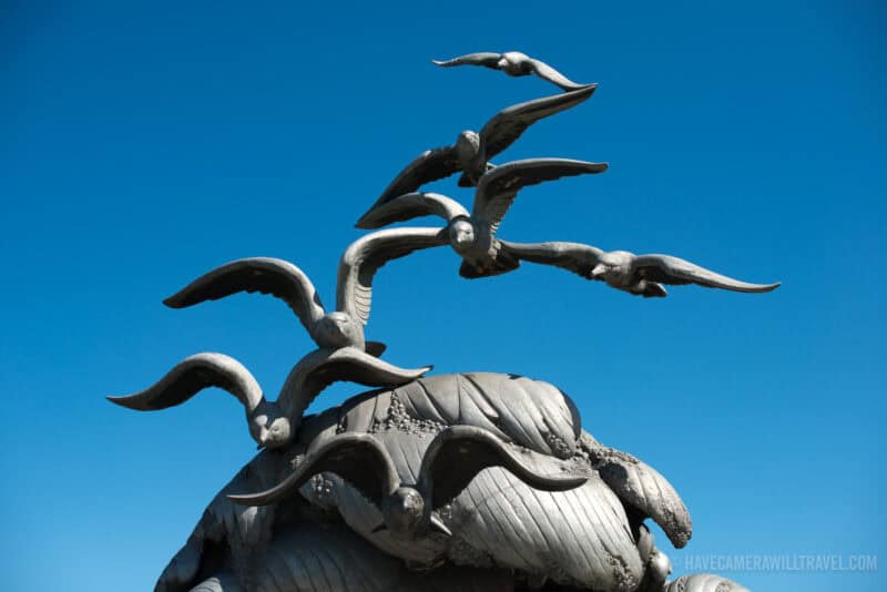 washington-dc-navy-marine-memorial-in-arlington-va-seagulls-against-blue-sky-04-copyright-havecamerawilltravel-com-800×534