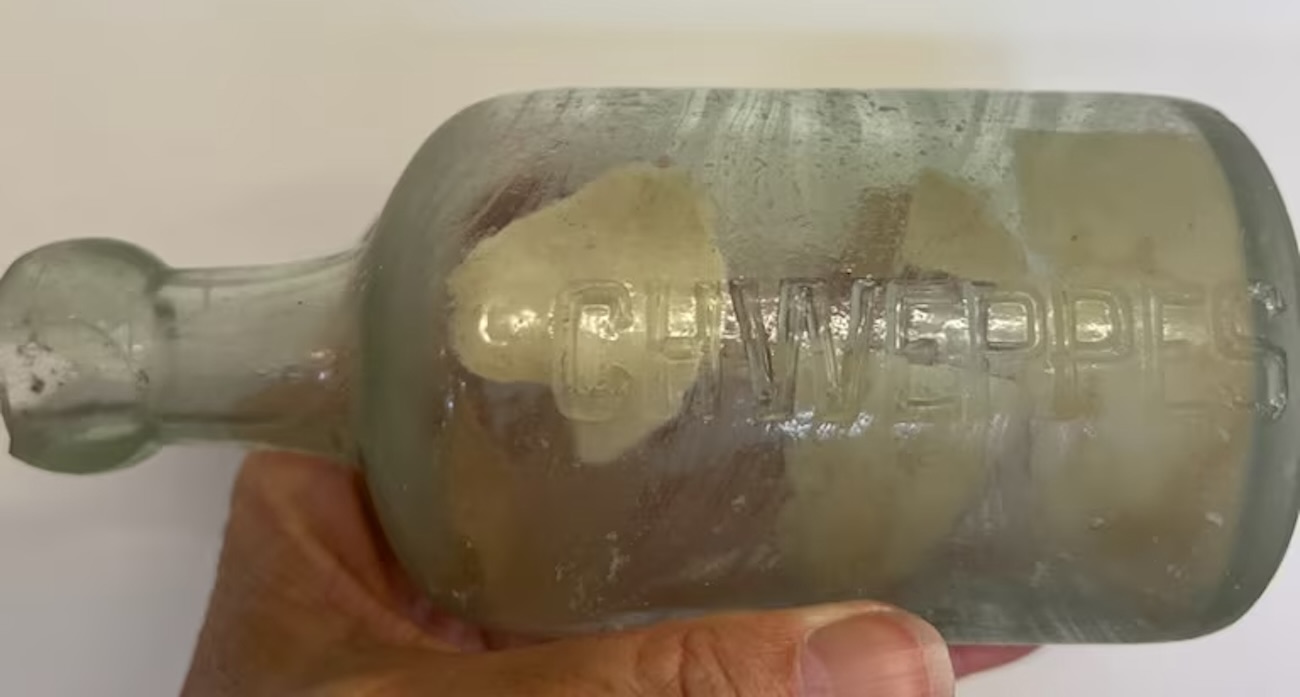 Handwritten-messages-from-World-War-I-soldiers-found-inside-a-bottle-during-a-beach-clean-up-in-Australia-Credit-Debra-Brown